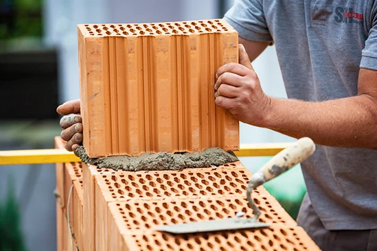 Person mauert eine Wand